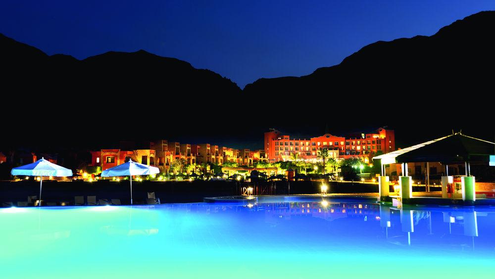 Moevenpick Resort El Sokhna Ain Sukhna Eksteriør bilde The resort at night
