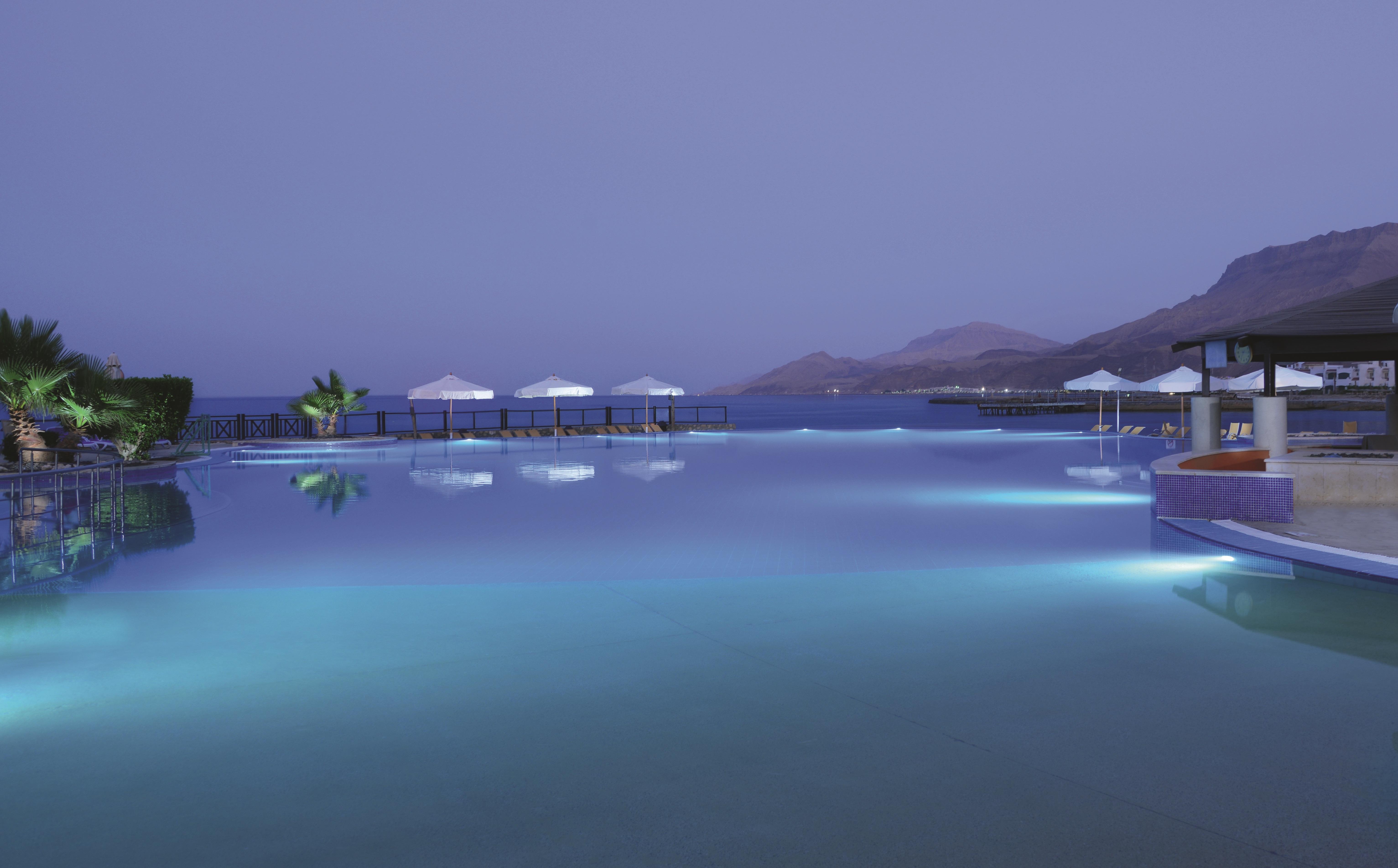 Moevenpick Resort El Sokhna Ain Sukhna Eksteriør bilde The pool at the resort